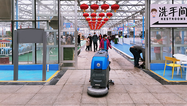 掃地車廠家-清掃車廠家-大型游樂園采購慶杰手推式洗地機